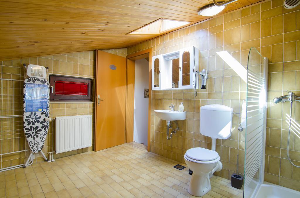 Aura Guesthouse Любляна Экстерьер фото